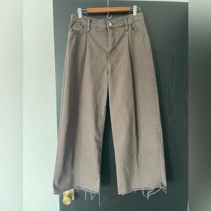 Banana Republic Factory wide legged, cropped pants. Size 28/6.
